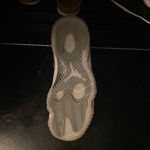 Jordan 11 cool grey lows (size 8.5) very good condition worn very few times - Picture 4 of 5